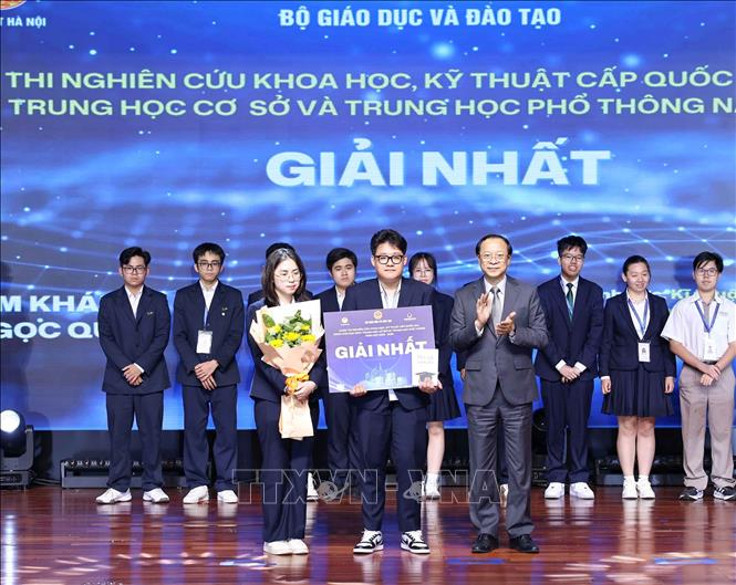 Thứ trưởng Thường trực Bộ Bet88011.com hiện đang mở và Đào tạo Phạm Ngọc Thưởng trao giải Nhất cho các học sinh đạt giải. Ảnh: Thanh Tùng - TTXVN 