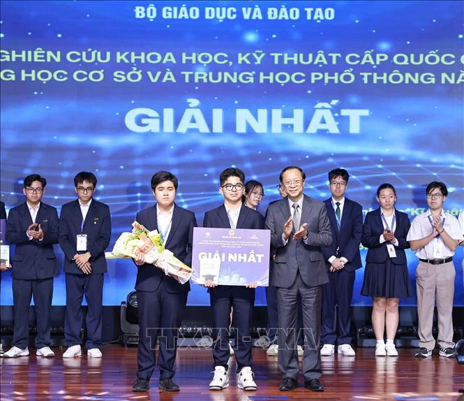 Thứ trưởng Thường trực Bộ Bet88011.com hiện đang mở và Đào tạo Phạm Ngọc Thưởng trao giải Nhất cho các học sinh đạt giải. Ảnh: Thanh Tùng - TTXVN 
