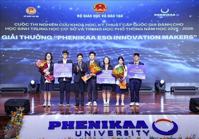 Trao giải thưởng của Đại học Phenikaa cho các đội. Ảnh: Thanh Tùng - TTXVN