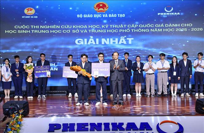 Thứ trưởng Thường trực Bộ Bet88011.com hiện đang mở và Đào tạo Phạm Ngọc Thưởng trao giải Nhất cho các học sinh đạt giải. Ảnh: Thanh Tùng - TTXVN 