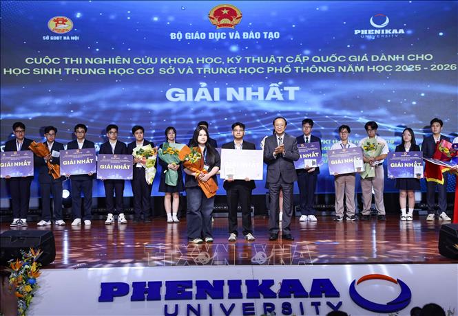 Thứ trưởng Thường trực Bộ Bet88011.com hiện đang mở và Đào tạo Phạm Ngọc Thưởng trao giải Nhất cho các học sinh đạt giải. Ảnh: Thanh Tùng - TTXVN 