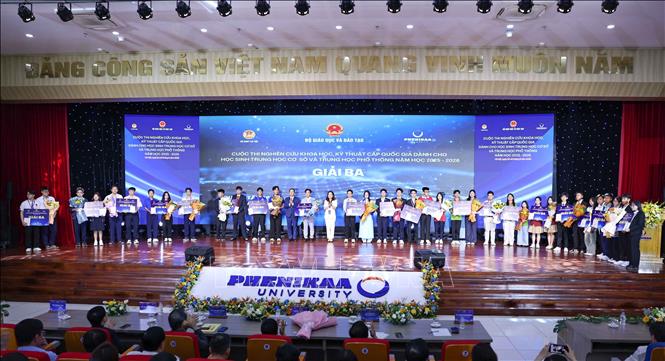 Ban tổ chức trao giải Ba cho các học sinh đạt giải. Ảnh: Thanh Tùng - TTXVN