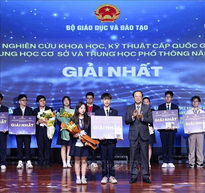 Thứ trưởng Thường trực Bộ Bet88011.com hiện đang mở và Đào tạo Phạm Ngọc Thưởng trao giải Nhất cho các học sinh đạt giải. Ảnh: Thanh Tùng - TTXVN 