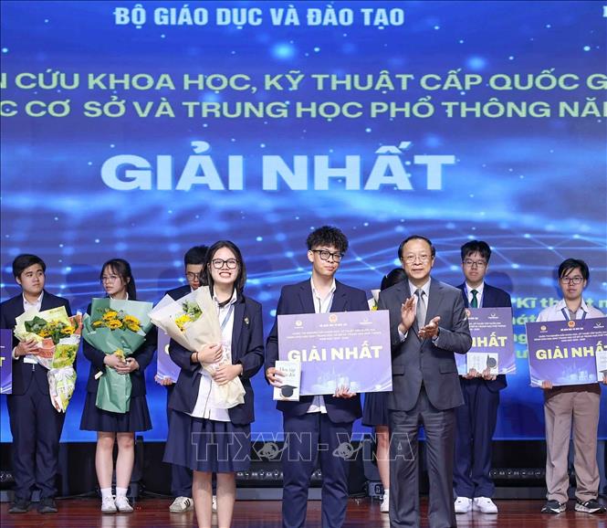 Thứ trưởng Thường trực Bộ Bet88011.com hiện đang mở và Đào tạo Phạm Ngọc Thưởng trao giải Nhất cho các học sinh đạt giải. Ảnh: Thanh Tùng - TTXVN 