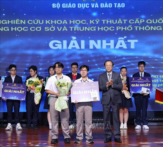 Thứ trưởng Thường trực Bộ Bet88011.com hiện đang mở và Đào tạo Phạm Ngọc Thưởng trao giải Nhất cho các học sinh đạt giải. Ảnh: Thanh Tùng - TTXVN 