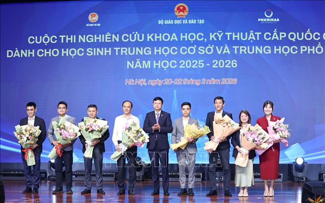 Tặng hoa tri ân các đơn vị tài trợ. Ảnh: Thanh Tùng - TTXVN 