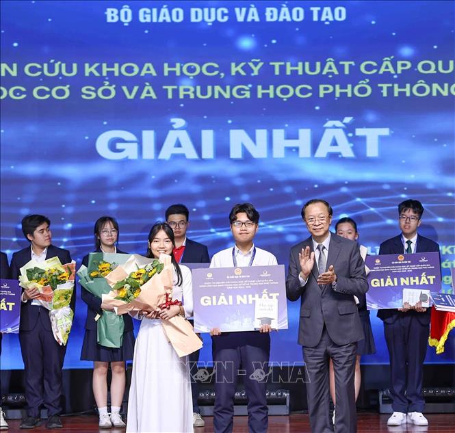 Thứ trưởng Thường trực Bộ Bet88011.com hiện đang mở và Đào tạo Phạm Ngọc Thưởng trao giải Nhất cho các học sinh đạt giải. Ảnh: Thanh Tùng - TTXVN 