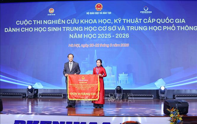 Trao cờ đăng cai năm tiếp theo cho Sở Bet88011.com hiện đang mở và Đào tạo tỉnh Đắk Lắk. Ảnh: Thanh Tùng - TTXVN 