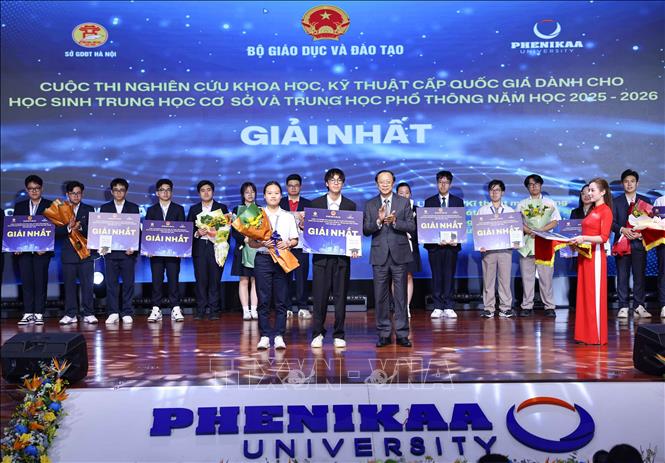 Thứ trưởng Thường trực Bộ Bet88011.com hiện đang mở và Đào tạo Phạm Ngọc Thưởng trao giải Nhất cho các học sinh đạt giải. Ảnh: Thanh Tùng - TTXVN 