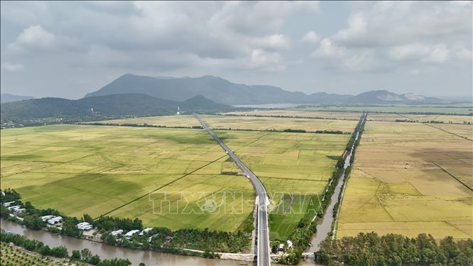 Tuyến tránh Tri Tôn được thiết kế với 4 làn xe, giảm áp lực phương tiện đi qua khu vực trung tâm xã Tri Tôn, tỉnh An Giang. Ảnh: Thanh Sang-TTXVN