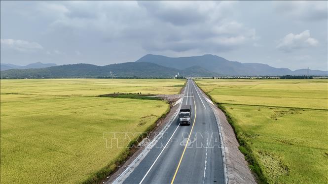 Tuyến tránh Tri Tôn đi vào hoạt động tạo diện mạo mới cho hạ tầng giao thông vùng biên giới An Giang. Ảnh: Thanh Sang-TTXVN
	