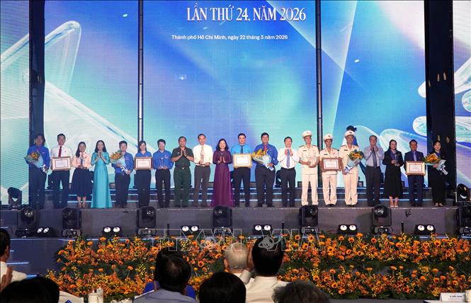 Ban tổ chức trao Giải thưởng Hồ Hảo Hớn năm 2026 cho “Khối sáng kiến, mô hình, giải pháp đồng hành, chăm lo và phát huy đoàn viên, hội viên, thanh niên”. Ảnh: Trung Tuyến - TTXVN