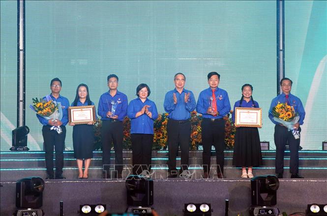 Ban tổ chức trao Giải thưởng Hồ Hảo Hớn năm 2026 cho “Khối sáng kiến, mô hình, giải pháp đồng hành, chăm lo và phát huy học sinh, sinh viên”. Ảnh: Trung Tuyến - TTXVN 