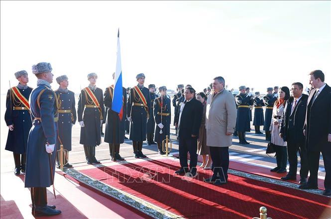 Lễ đón chính thức Thủ tướng Phạm Minh Chính thăm LB Nga được tổ chức trang trọng Sân bay quốc tế Vnukovo 2, do Thứ trưởng Bộ Ngoại giao LB Nga Rudenko Andrey Yurevych chủ trì. Ảnh: Dương Giang – TTXVN