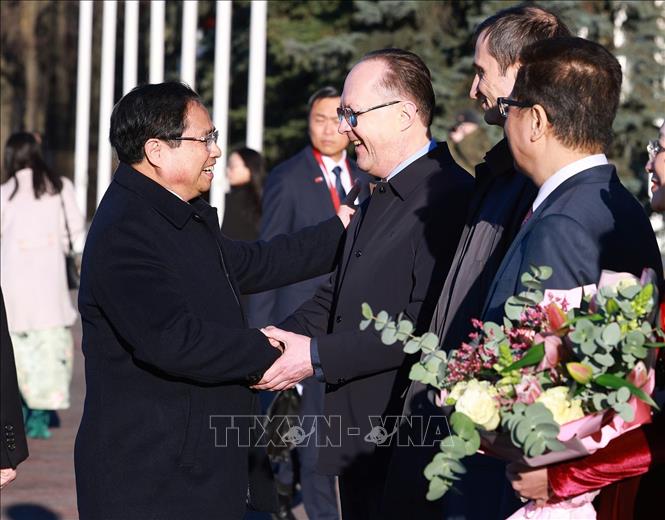 Đại sứ Liên bang Nga tại Việt Nam Gennady Stepanovich Bezdetko cùng các quan chức Cục Lễ tân, Bộ Ngoại giao Nga đón Thủ tướng Phạm Minh Chính. Ảnh: Dương Giang – TTXVN