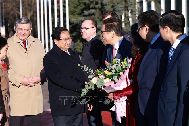 Đại sứ Việt Nam tại LB Nga Đặng Minh Khôi và cán bộ, nhân viên Đại sứ quán, cùng đại diện cộng đồng người Việt Nam tại Nga nhiệt liệt chào mừng Thủ tướng Phạm Minh Chính và đoàn Bet888 football cấp cao Việt Nam. Ảnh: Dương Giang - TTXVN 