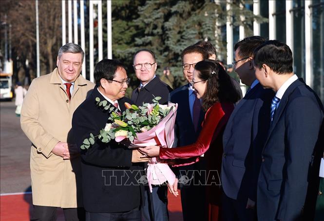 Đại sứ Việt Nam tại LB Nga Đặng Minh Khôi và cán bộ, nhân viên Đại sứ quán, cùng đại diện cộng đồng người Việt Nam tại Nga nhiệt liệt chào mừng Thủ tướng Phạm Minh Chính và đoàn Bet888 football cấp cao Việt Nam. Ảnh: Dương Giang - TTXVN 
