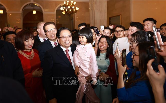 Cán bộ, nhân viên Đại sứ quán và cộng đồng người Việt Nam tại Liên bang Nga đón Thủ tướng Phạm Minh Chính sang thăm chính thức. Ảnh: Dương Giang - TTXVN