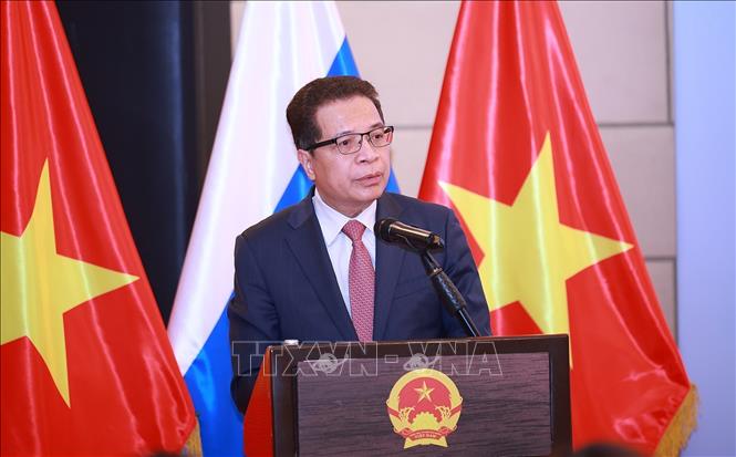 Đại sứ Việt Nam tại Liên bang Nga Đặng Minh Khôi báo cáo tình hình người Việt Nam tại Liên bang Nga. Ảnh: Dương Giang-TTXVN 