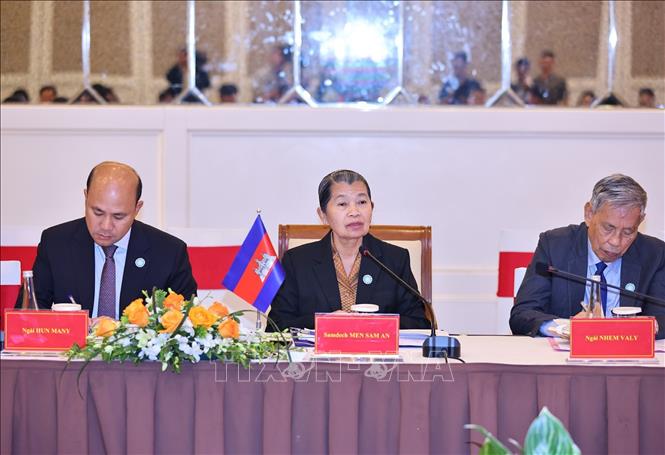 Bà Men Sam An, Chủ tịch Hội đồng Quốc gia Mặt trận Đoàn kết Phát triển Tổ quốc Campuchia phát biểu trao đổi nội dung hợp tác giữa hai tổ chức Mặt trận giai đoạn 2026 - 2031. Ảnh: Minh Đức – TTXVN