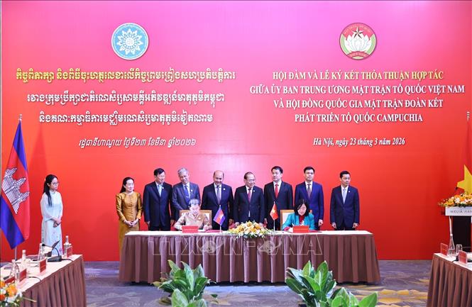 Chủ tịch Ủy ban Trung ương MTTQ Việt Nam Bùi Thị Minh Hoài và Chủ tịch Hội đồng Quốc gia Mặt trận Đoàn kết Phát triển Tổ quốc Campuchia Men Sam An ký Thỏa thuận hợp tác giữa hai tổ chức giai đoạn 2026 – 2031. Ảnh: Minh Đức – TTXVN
