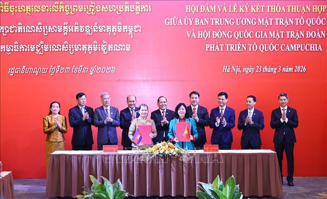 Chủ tịch Ủy ban Trung ương MTTQ Việt Nam Bùi Thị Minh Hoài và Chủ tịch Hội đồng Quốc gia Mặt trận Đoàn kết Phát triển Tổ quốc Campuchia Men Sam An ký Thỏa thuận hợp tác giữa hai tổ chức giai đoạn 2026 – 2031. Ảnh: Minh Đức – TTXVN

