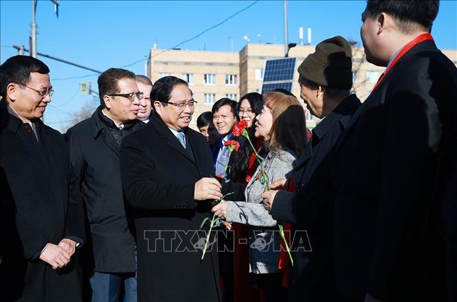 Thủ tướng Phạm Minh Chính cộng đồng người Việt Nam tham dự lễ dâng hoa tại Tượng đài Chủ tịch Hồ Chí Minh (Quảng trường Hồ Chí Minh) ở thủ đô Moskva, Liên bang Nga. Ảnh: Dương Giang-TTXVN