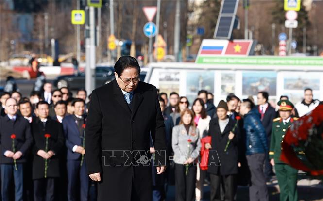 Thủ tướng Phạm Minh Chính dâng hoa tại Tượng đài Chủ tịch Hồ Chí Minh (Quảng trường Hồ Chí Minh) ở thủ đô Moskva, Liên bang Nga. Ảnh: Dương Giang-TTXVN
