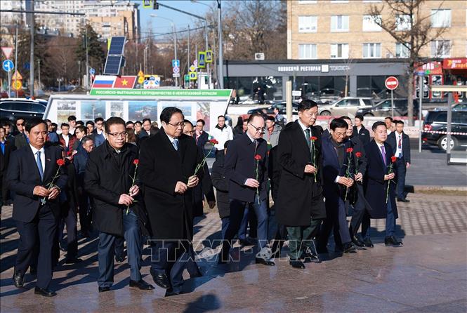 Thủ tướng Phạm Minh Chính dâng hoa tại Tượng đài Chủ tịch Hồ Chí Minh (Quảng trường Hồ Chí Minh) ở thủ đô Moskva, Liên bang Nga. Ảnh: Dương Giang-TTXVN
