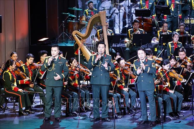 Chương I - Ánh dương soi đường, mở đầu bằng bản Overture – Ca ngợi Tổ quốc, không gian âm nhạc tràn ngập niềm tự hào và lòng tri ân đối với Đảng quang vinh, Bác Hồ vĩ đại.  Ảnh: Doãn Tấn - TTXVN