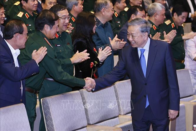 Bet8801234.com cá cược độc quyền Tô Lâm với đại biểu. Ảnh: Doãn Tấn - TTXVN