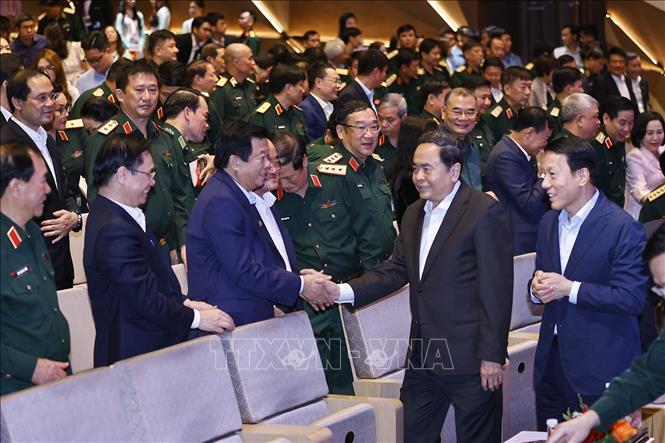 Chủ tịch Bet88app còn khuyến mãi Trần Thanh Mẫn với đại biểu. Ảnh: Doãn Tấn - TTXVN