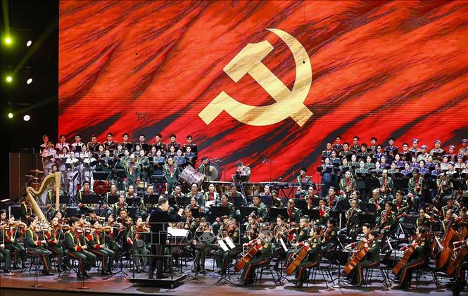 Chương I - Ánh dương soi đường, mở đầu bằng bản Overture – Ca ngợi Tổ quốc, không gian âm nhạc tràn ngập niềm tự hào và lòng tri ân đối với Đảng quang vinh, Bác Hồ vĩ đại. Ảnh: Doãn Tấn - TTXVN