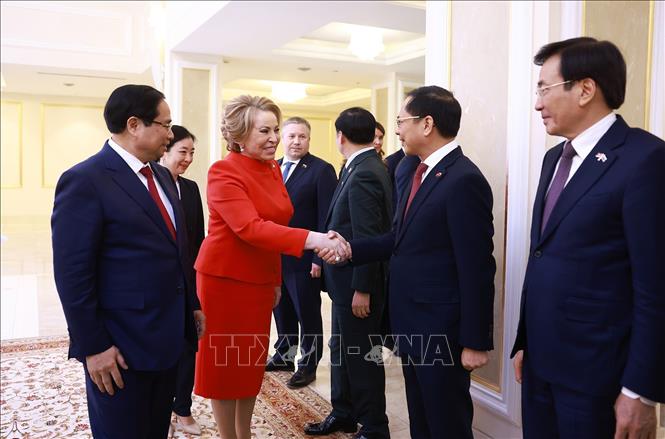 Thủ tướng Phạm Minh Chính và Chủ tịch Hội đồng Liên bang Nga Valentina Matviyenko với thành viên đoàn hai nước. Ảnh: Dương Giang-TTXVN
