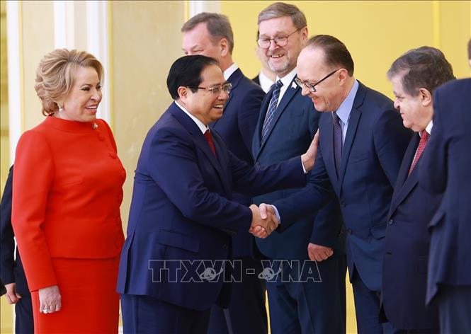Thủ tướng Phạm Minh Chính và Chủ tịch Hội đồng Liên bang Nga Valentina Matviyenko với thành viên đoàn hai nước. Ảnh: Dương Giang-TTXVN
