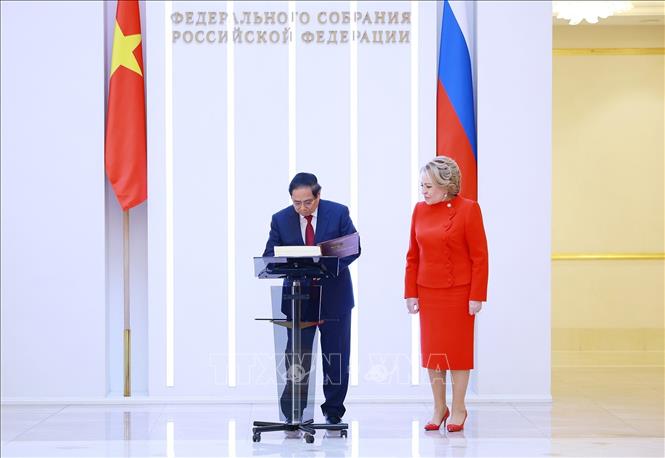 Thủ tướng Phạm Minh Chính ký lưu niệm tại Hội đồng Liên bang Nga. Ảnh: Dương Giang-TTXVN
