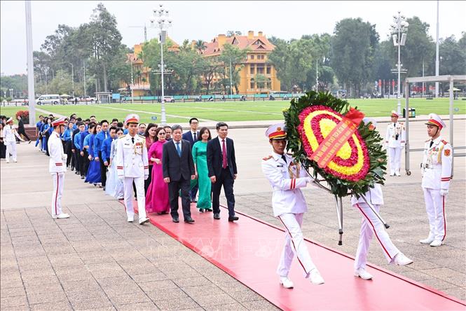 Các đại biểu và đoàn viên, thanh niên tổ chức Lễ báo công dâng Bác và vào Lăng viếng Chủ tịch Hồ Chí Minh. Ảnh: Minh Đức – TTXVN