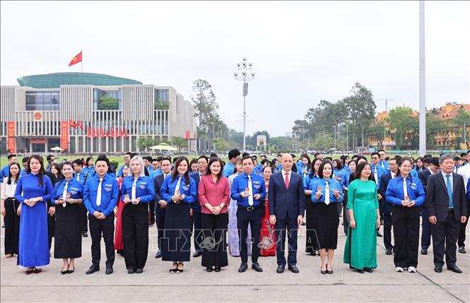 Trao huy hiệu Bác Hồ cho các đoàn viên tiêu biểu. Ảnh: Minh Đức – TTXVN