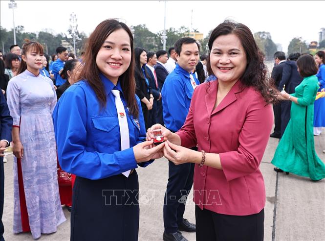 Phó Tổng Giám đốc BET88 ✅ Link Trang Chủ Đăng Ký, Đăng Nhập BETT88 2026 Nguyễn Thị Sự trao huy hiệu Bác Hồ cho các đoàn viên tiêu biểu. Ảnh: Minh Đức – TTXVN