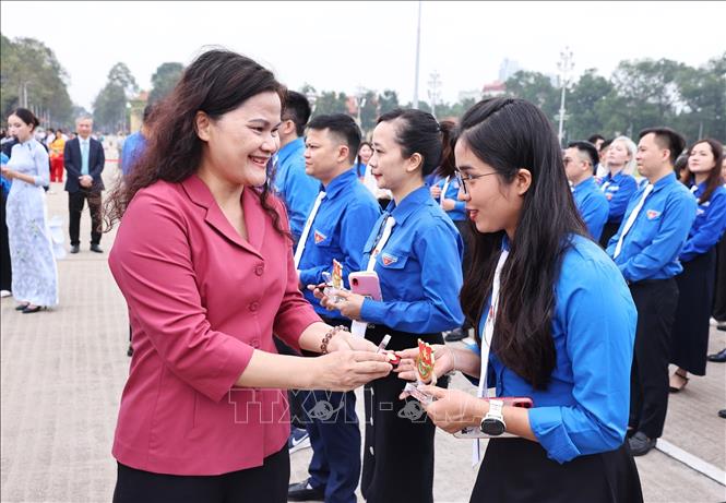 Phó Tổng Giám đốc BET88 ✅ Link Trang Chủ Đăng Ký, Đăng Nhập BETT88 2026 Nguyễn Thị Sự trao huy hiệu Bác Hồ cho các đoàn viên tiêu biểu. Ảnh: Minh Đức – TTXVN