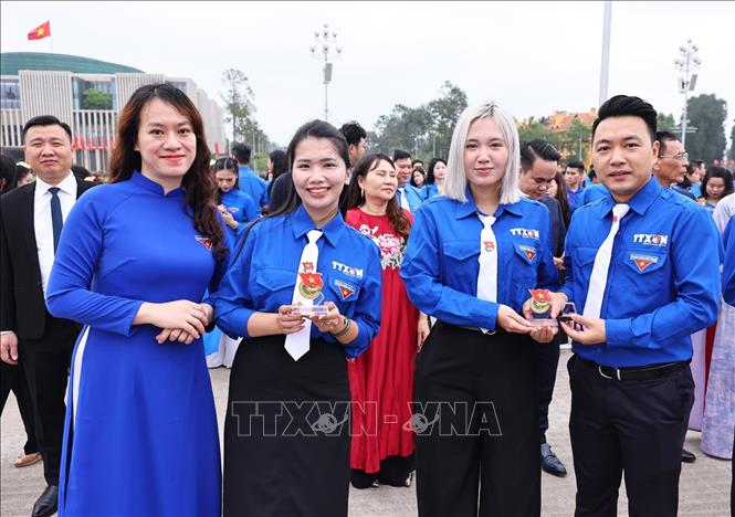 Trao huy hiệu Bác Hồ cho các đoàn viên tiêu biểu. Ảnh: Minh Đức – TTXVN