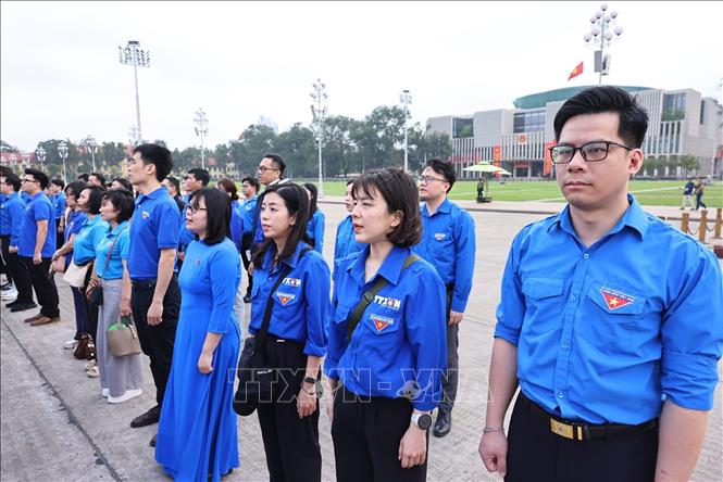 Các đại biểu và đoàn viên, thanh niên dự Lễ báo công và vào Lăng viếng Chủ tịch Hồ Chí Minh. Ảnh: Minh Đức – TTXVN