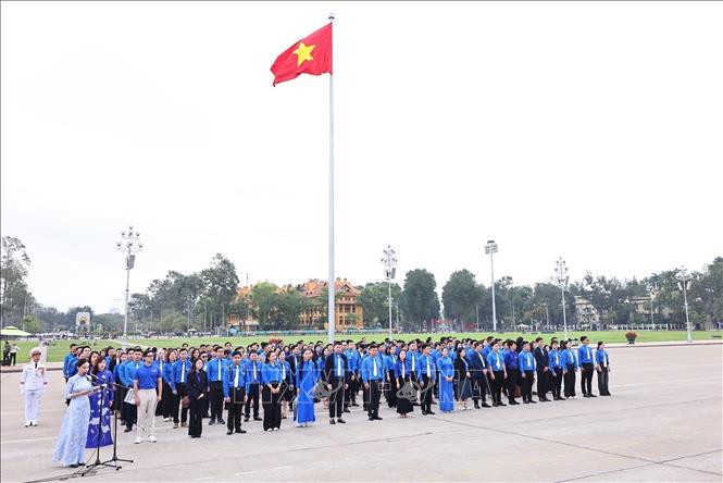 Các đại biểu và đoàn viên, thanh niên dự lễ báo công dâng Bác và vào Lăng viếng Chủ tịch Hồ Chí Minh. Ảnh: Minh Đức – TTXVN