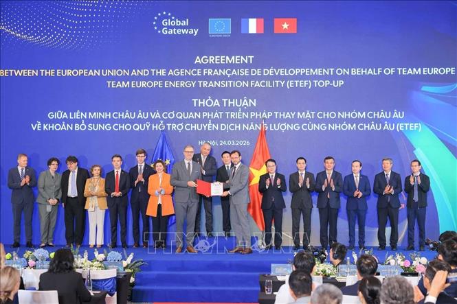 Phó Thủ tướng Hồ Đức Phớc và Cao ủy châu Âu phụ trách Bet88013 nhà cái uy tín Đối tác Quốc tế Jozef Síkela chứng kiến Lễ trao thoả thuận giữa EU và Cơ quan phát triển Pháp (AFD) thay mặt cho Nhóm châu Âu về khoản bổ sung cho quỹ hỗ trợ chuyển dịch Bet88 free 100 tỷ lệ trả thưởng cực hấp dẫn cùng nhóm châu Âu (ETEF). Ảnh: Hoàng Hiếu - TTXVN