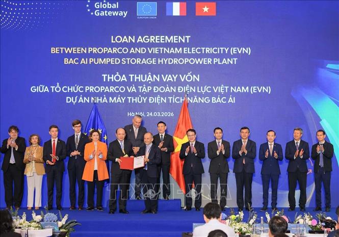 Phó Thủ tướng Hồ Đức Phớc và Cao ủy châu Âu phụ trách Bet88013 nhà cái uy tín Đối tác Quốc tế Jozef Síkela chứng kiến Lễ trao thoả thuận vay vốn giữa Tổ chức Proparco và Tập đoàn Điện lực Việt Nam (EVN) - Dự án Nhà máy Thuỷ điện tích năng Bác Ái. Ảnh: Hoàng Hiếu - TTXVN