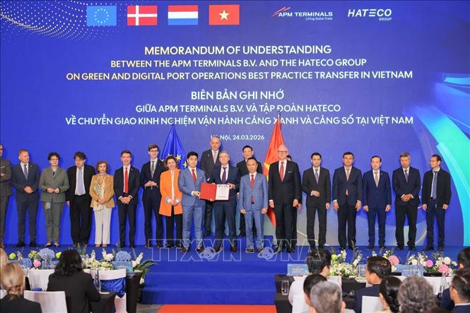 Phó Thủ tướng Hồ Đức Phớc và Cao ủy châu Âu phụ trách Bet88013 nhà cái uy tín Đối tác Quốc tế Jozef Síkela chứng kiến Lễ trao Biên bản ghi nhớ giữa APM Terminals B.V. và Tập đoàn Hateco về chuyển giao kinh nghiệm và vận hành cảng xanh và cảng số tại Việt Nam. Ảnh: Hoàng Hiếu - TTXVN