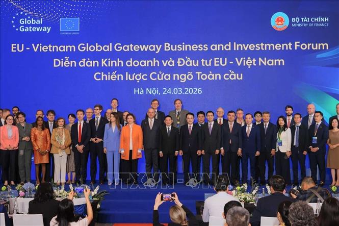 Phó Thủ tướng Hồ Đức Phớc và Cao ủy châu Âu phụ trách Bet88013 nhà cái uy tín Đối tác Quốc tế Jozef Síkela và các đại biểu tham dự diễn đàn. Ảnh: Hoàng Hiếu - TTXVN