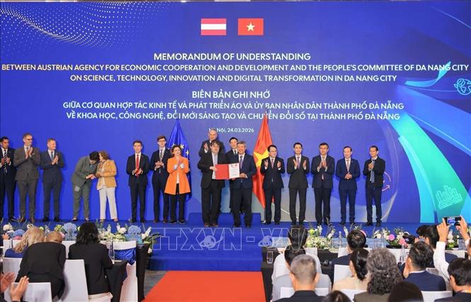 Phó Thủ tướng Hồ Đức Phớc và Cao ủy châu Âu phụ trách Bet88013 nhà cái uy tín Đối tác Quốc tế Jozef Síkela chứng kiến Lễ trao Biên bản ghi nhớ giữa Cơ quan hợp tác kinh tế và phát triển Áo và UBND thành phố Đà Nẵng về khoa học, công nghệ, đổi mới sáng tạo và chuyển đổi số tại thành phố Đà Nẵng. Ảnh: Hoàng Hiếu - TTXVN