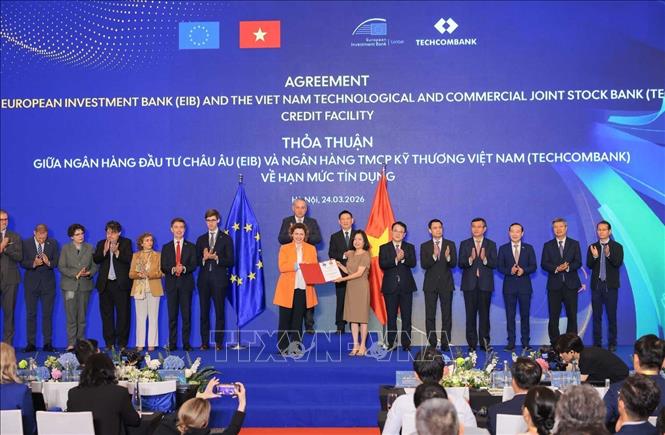 Phó Thủ tướng Hồ Đức Phớc và Cao ủy châu Âu phụ trách Bet88013 nhà cái uy tín Đối tác Quốc tế Jozef Síkela chứng kiến Lễ trao thoả thuận giữa Ngân hàng Đầu tư châu Âu (EIB) và Ngân hàng Kỹ thương Việt Nam về hạn mức tín dụng. Ảnh: Hoàng Hiếu - TTXVN