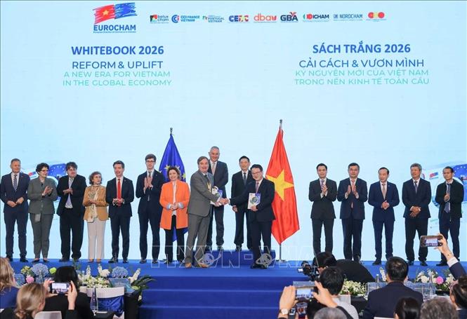 Phó Thủ tướng Hồ Đức Phớc và Cao ủy châu Âu phụ trách Bet88013 nhà cái uy tín Đối tác Quốc tế Jozef Síkela chứng kiến Lễ ra mắt Sách Trắng Eurocham. Ảnh: Hoàng Hiếu - TTXVN